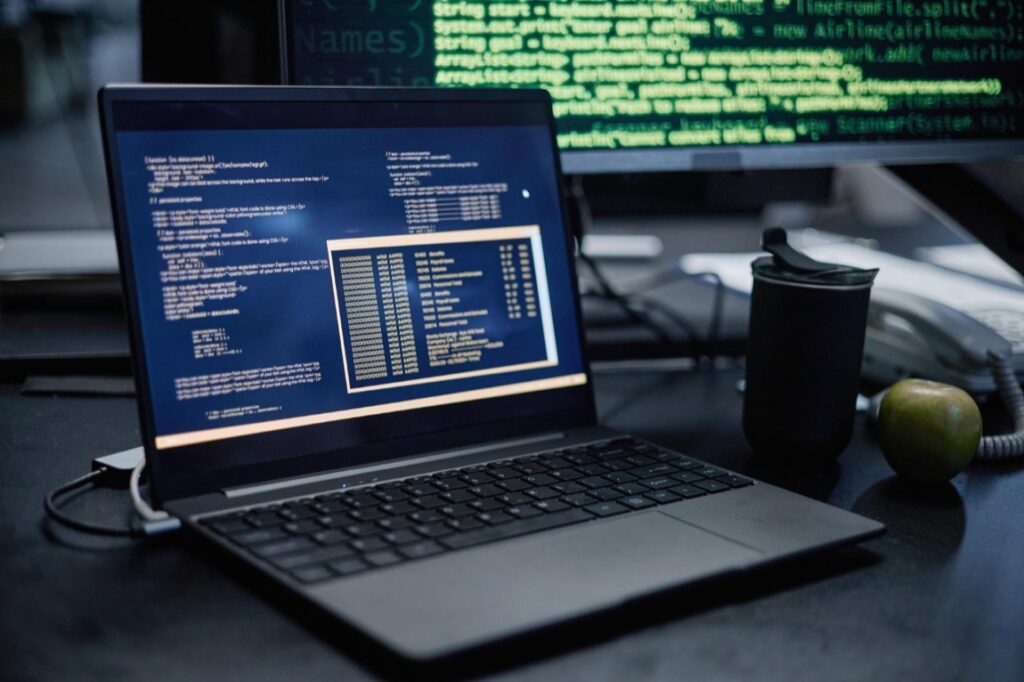 Starszy programista pracujący w trybie hybrydowym potrzebuje sprzętu, który zapewni stabilność, wysoką wydajność i przewidywalność działania