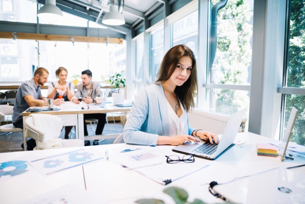 HP EliteBook X G1i 14 B9ZY4ET należy do najnowszej generacji biznesowych notebooków HP zaprojektowanych z myślą o użytkownikach oczekujących wysokiej mobilności, wydajności oraz nowoczesnych standardów komunikacji